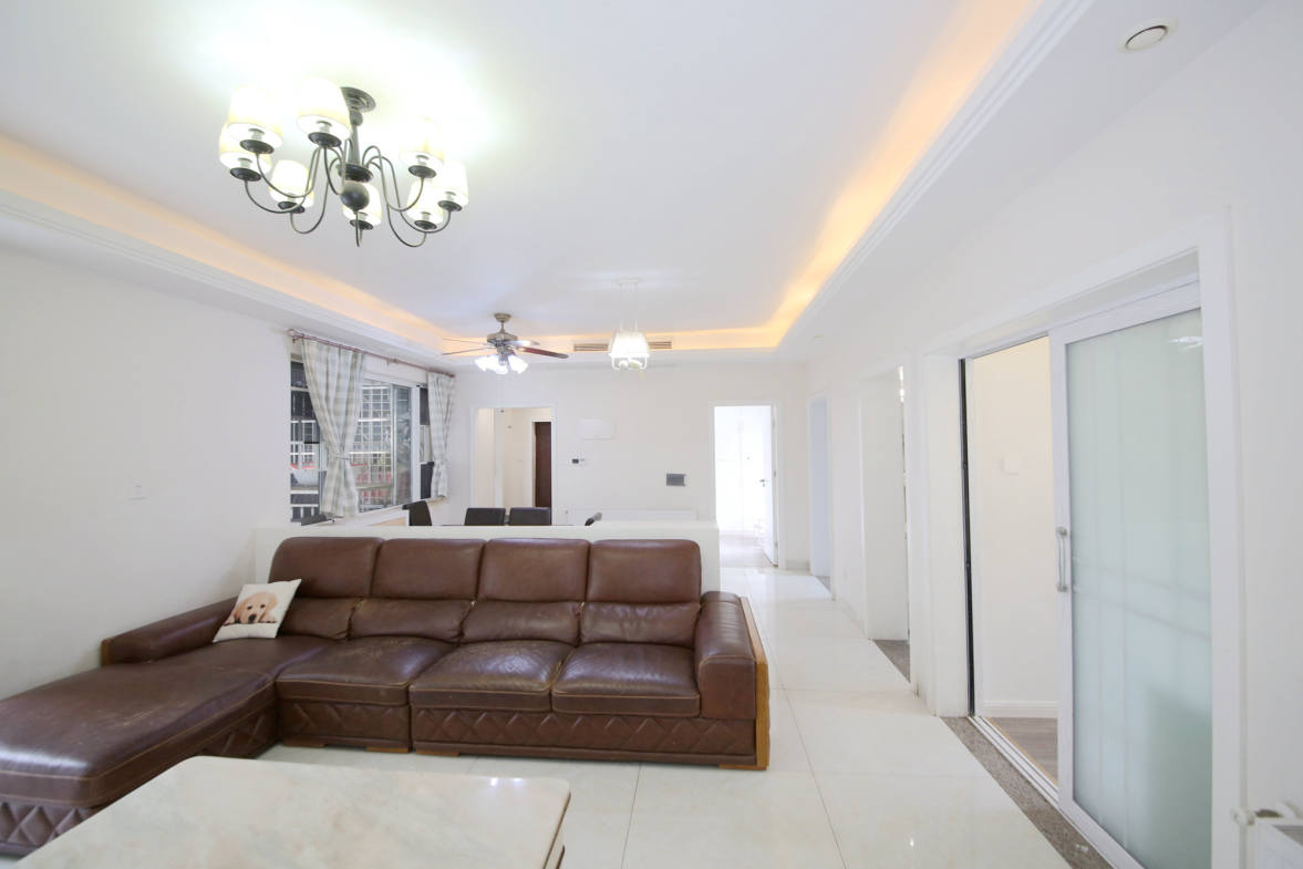 泊爱蓝湾  4室2厅2卫    210.0万客厅