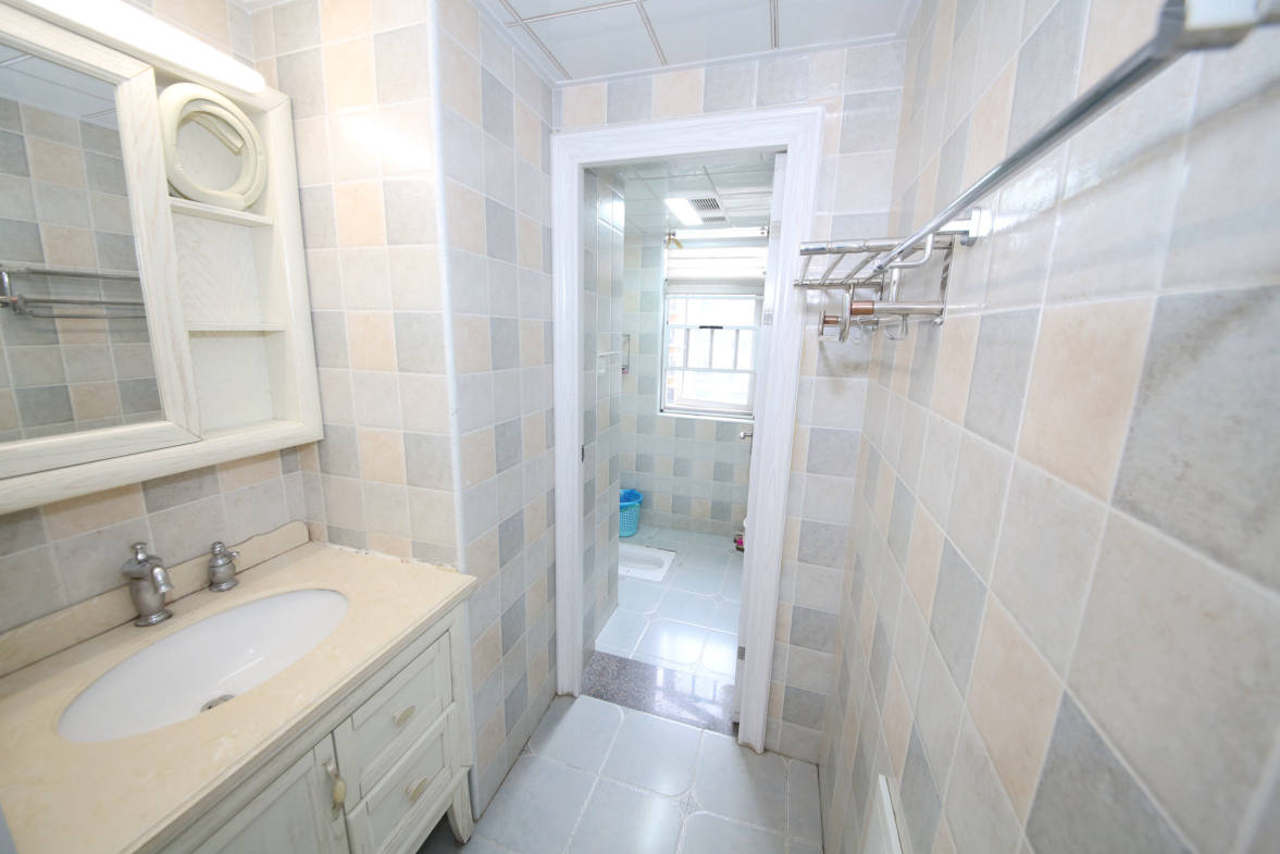 泊爱蓝湾  4室2厅2卫    210.0万卫生间