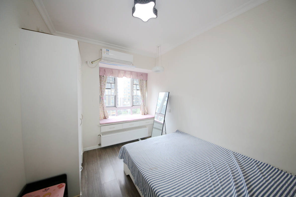 泊爱蓝湾  4室2厅2卫    210.0万卧室