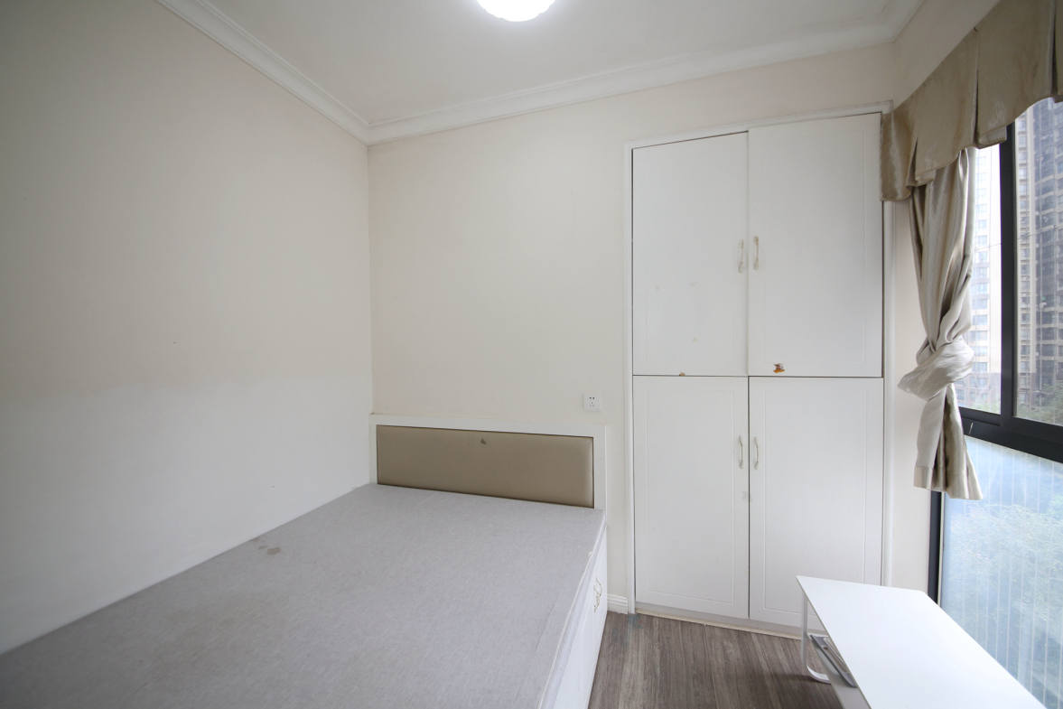 泊爱蓝湾  4室2厅2卫    210.0万卧室