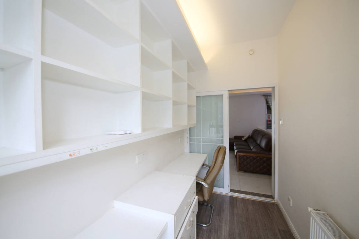 泊爱蓝湾  4室2厅2卫    210.0万阳台