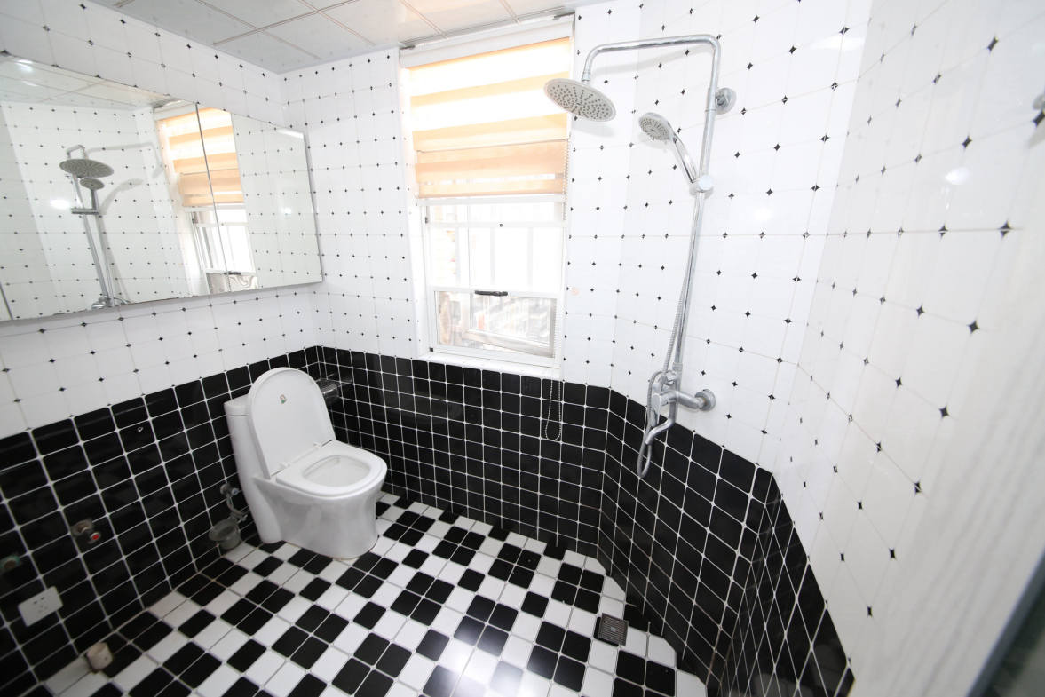 泊爱蓝湾  4室2厅2卫    210.0万卫生间