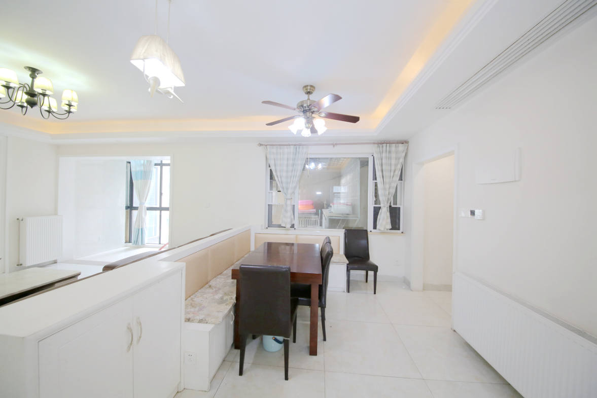 泊爱蓝湾  4室2厅2卫    210.0万客厅