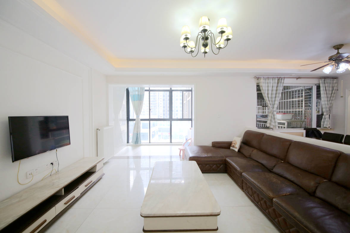 泊爱蓝湾  4室2厅2卫    210.0万客厅