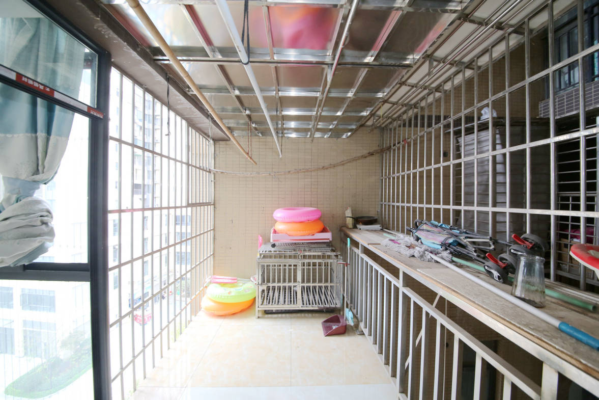 泊爱蓝湾  4室2厅2卫    210.0万阳台