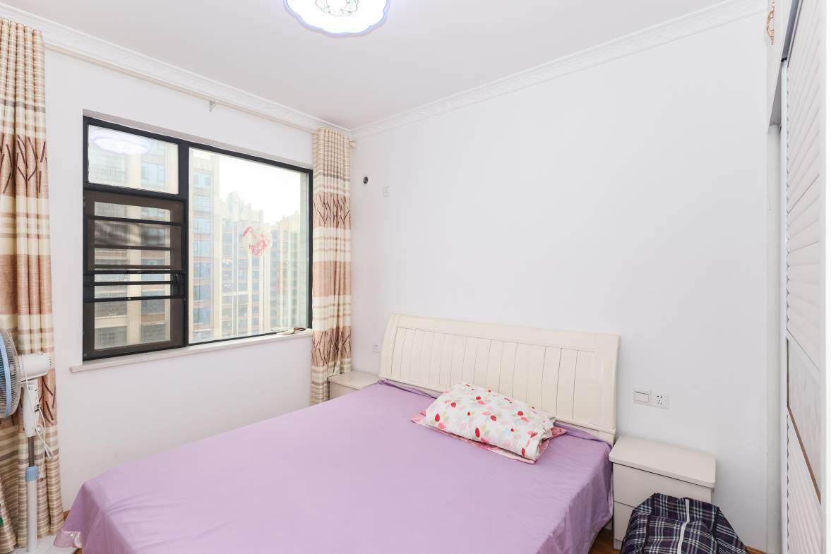 天元涉外景园B区  3室2厅2卫    132.0万卧室