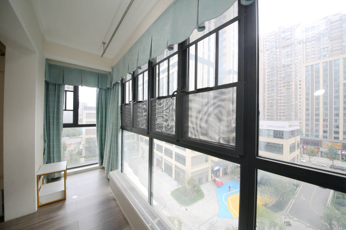 泊爱蓝湾  4室2厅2卫    210.0万阳台