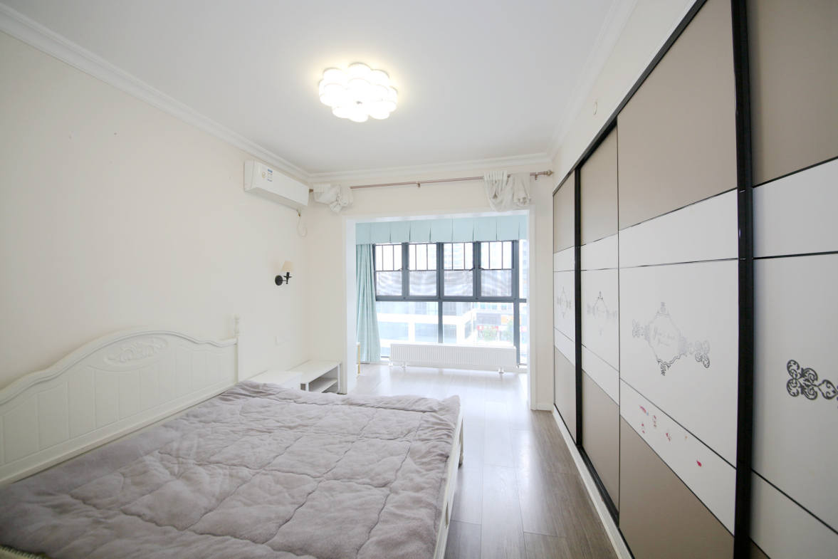 泊爱蓝湾  4室2厅2卫    210.0万卧室