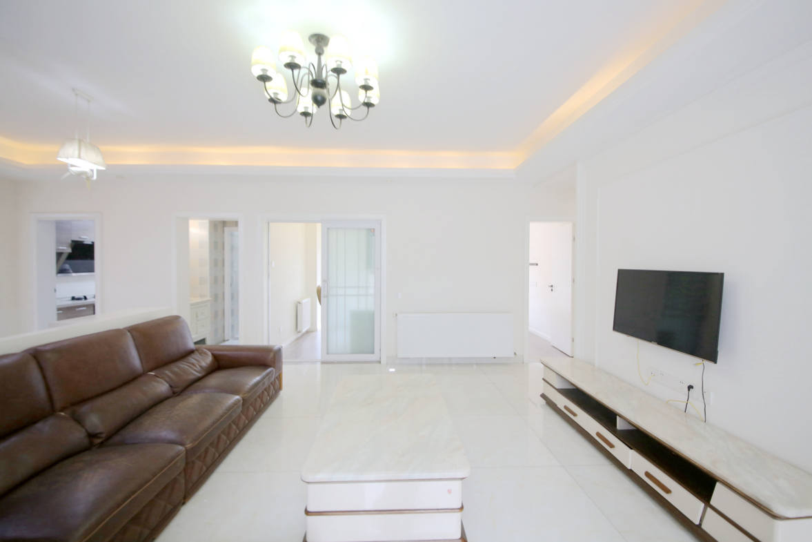 泊爱蓝湾  4室2厅2卫    210.0万客厅