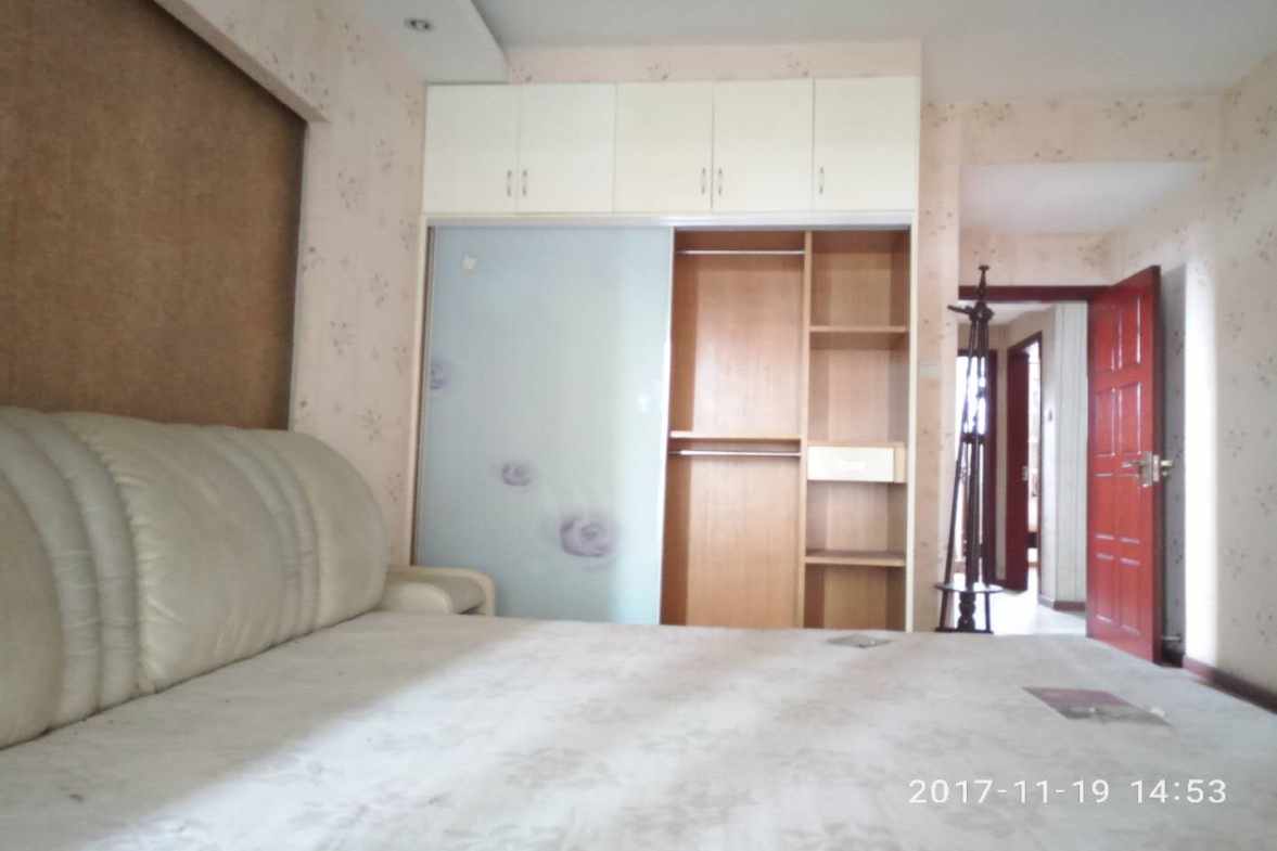 清水河畔  3室2厅2卫    2500.0元/月室内图