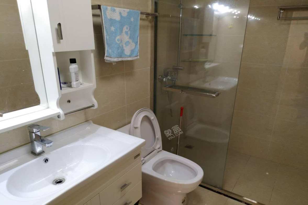 世龙广场  2室1厅1卫    3500.0元/月 世龙广场  2室1厅1卫    3500.0元/月室内图