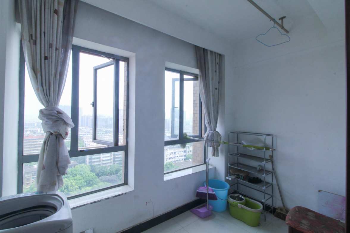 上海城小区  1室1厅1卫   45.80万阳台