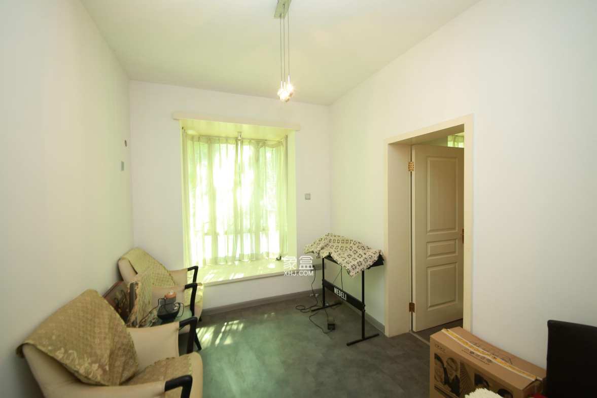 圣爵菲斯  4室2厅2卫    108.0万客厅