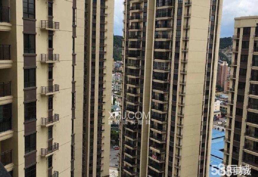 万达华城（万达广场）  3室2厅1卫   100.00万客厅