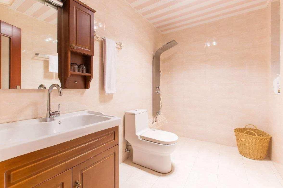 碧华邻  4室2厅1卫    6500.0元/月室内图