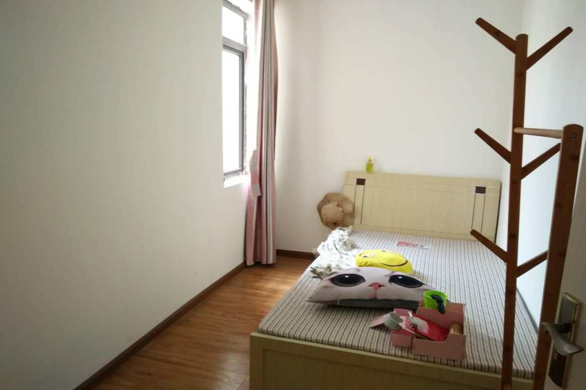 中铁西城二期  4室2厅2卫    4000.0元/月室内图