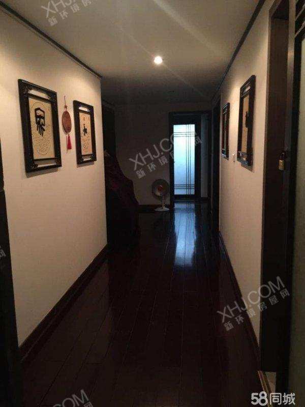 雨湖大厦  6室3厅3卫    168.0万客厅