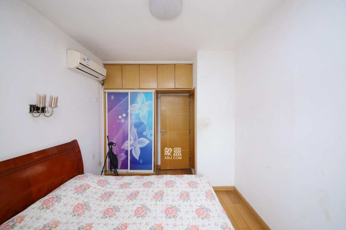 山水华景  2室2厅1卫   61.00万卧室