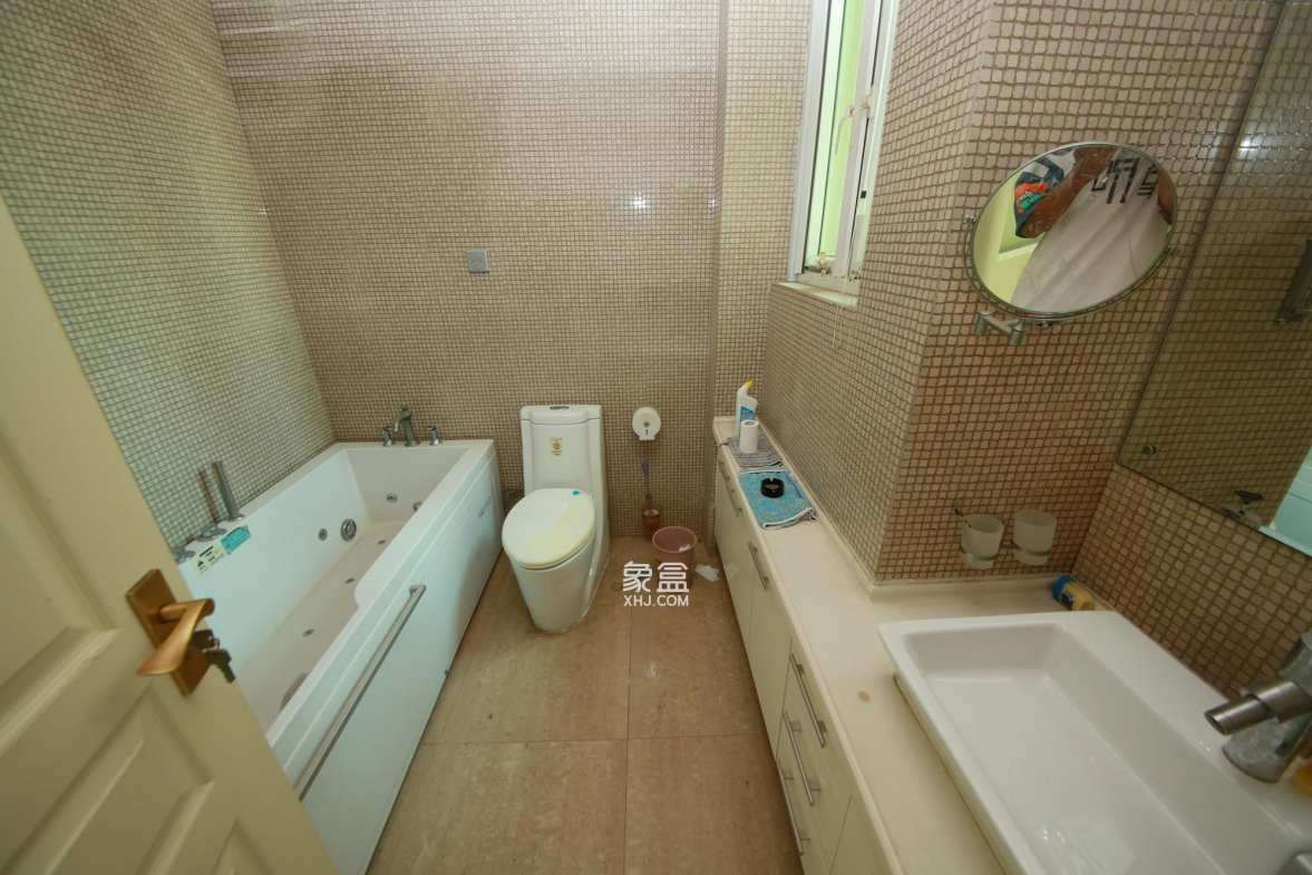 圣爵菲斯  4室2厅2卫    108.0万客厅