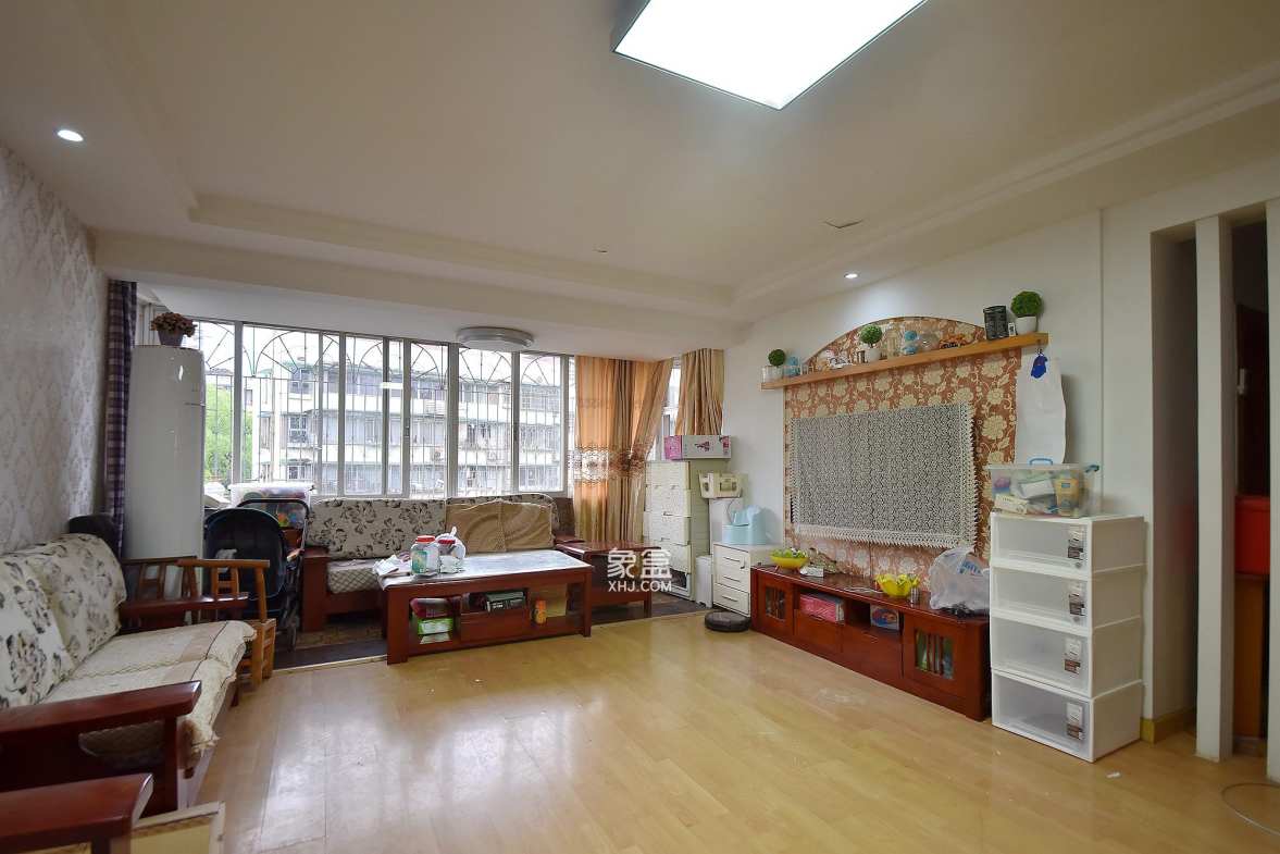 桔园小区1-8片  3室2厅2卫   82.00万客厅