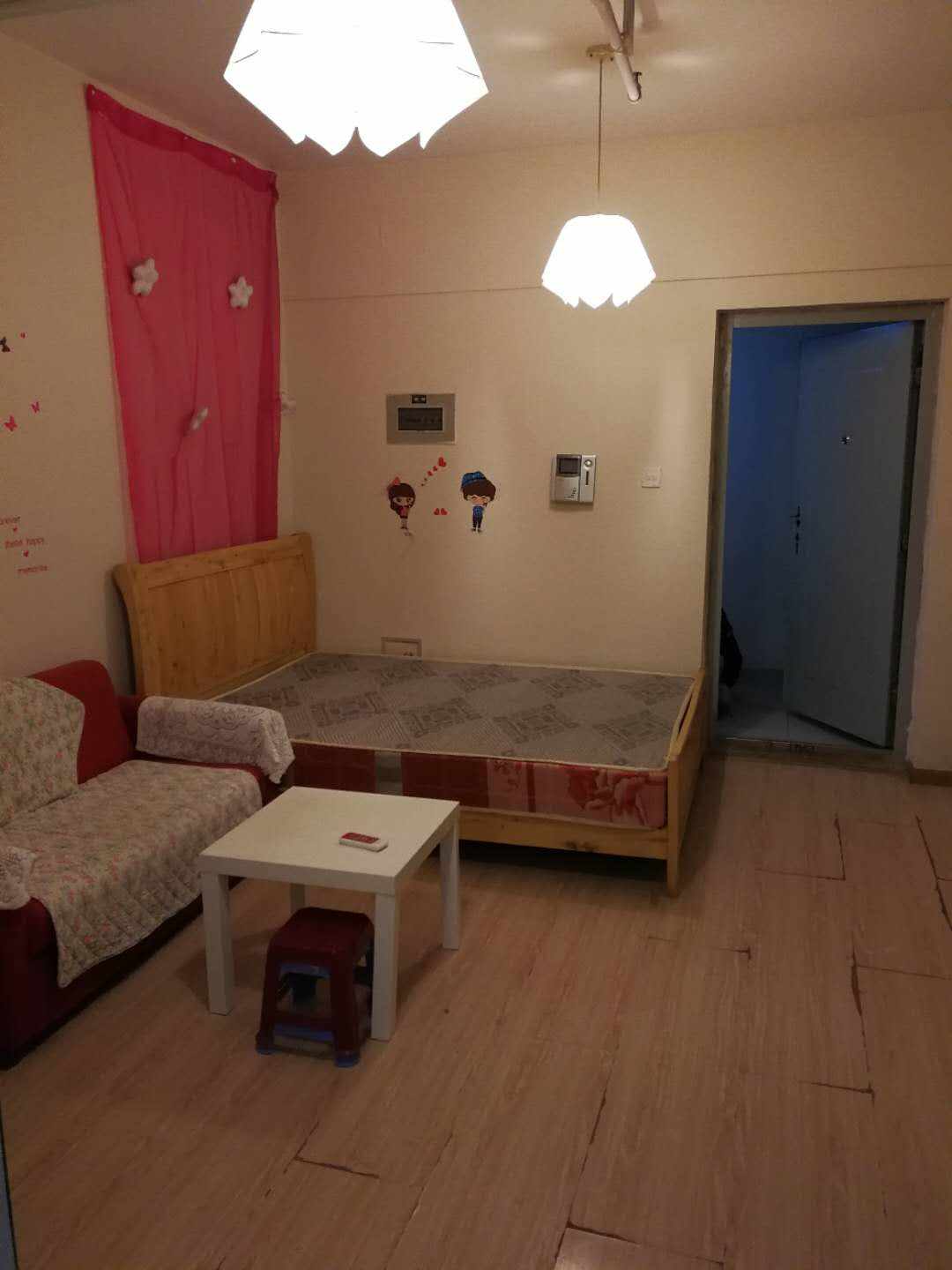 左右小区  1室1厅1卫    1300.0元/月 左右小区  1室1厅1卫    1300.0元/月室内图1