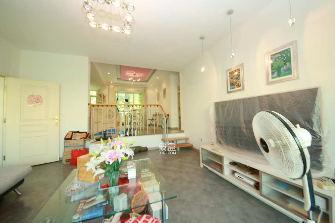 圣爵菲斯  4室2厅2卫    108.0万客厅