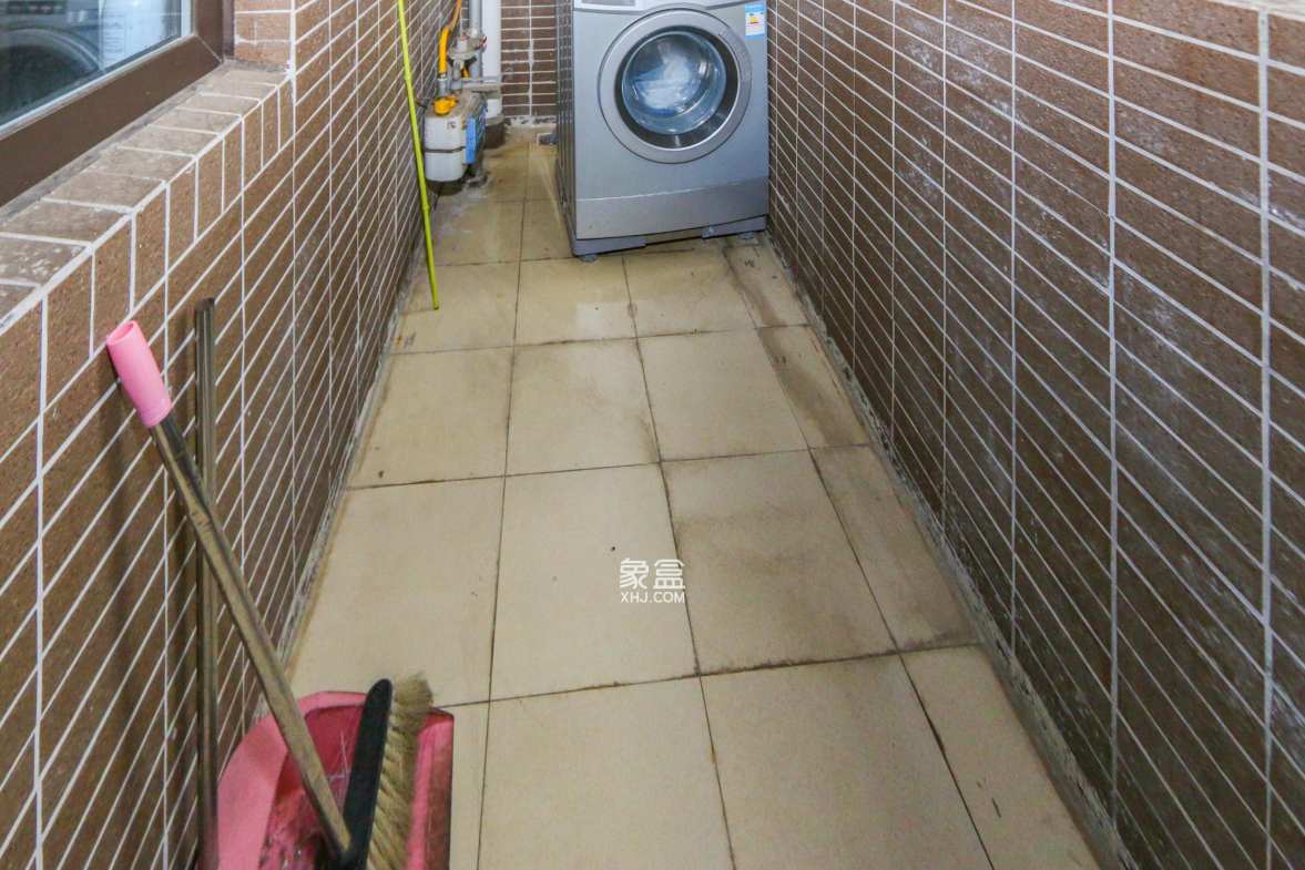 中海国际一期  4室2厅2卫   124.00万阳台