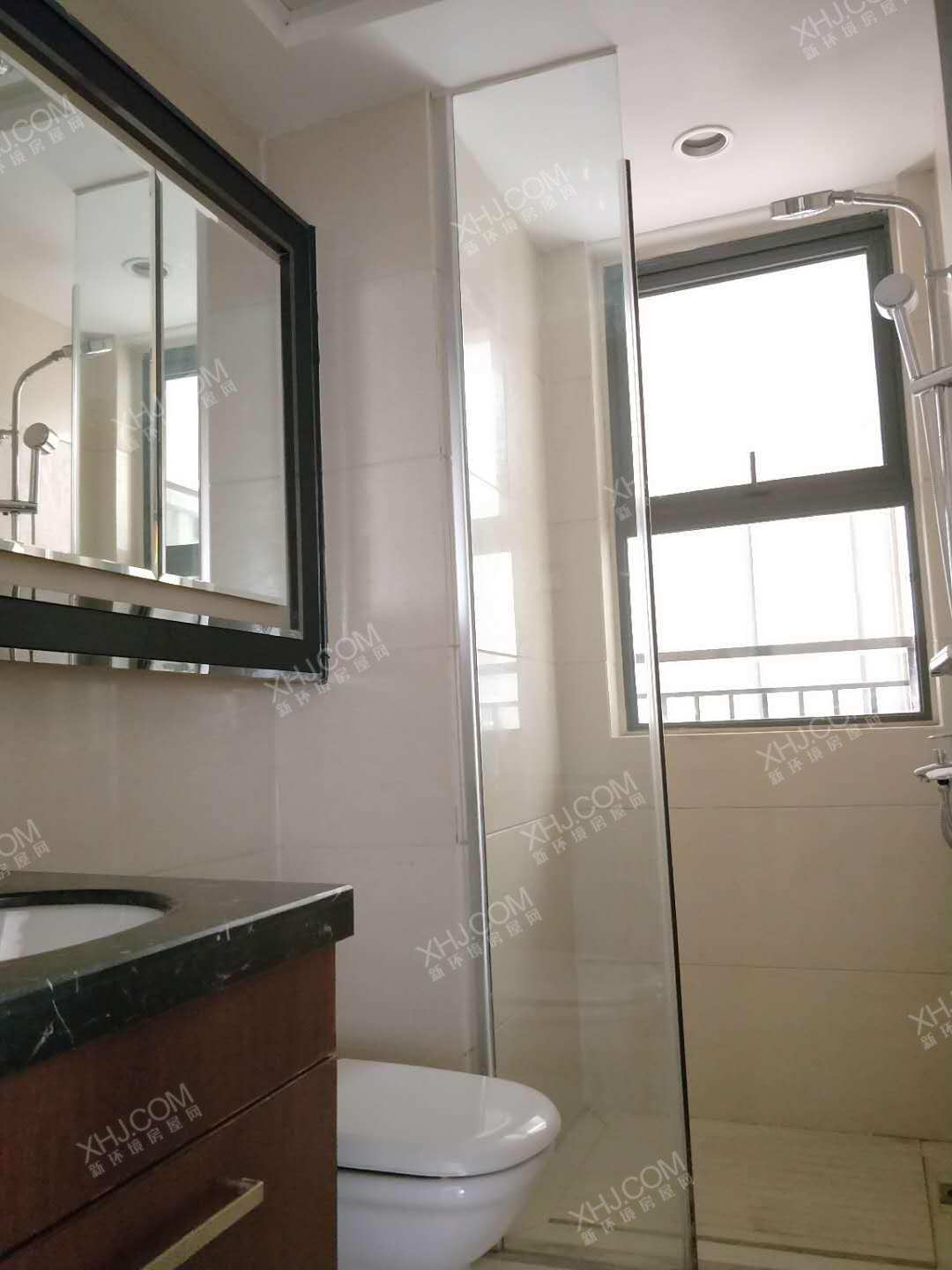 凯旋天际湾  3室2厅2卫    400.0万客厅