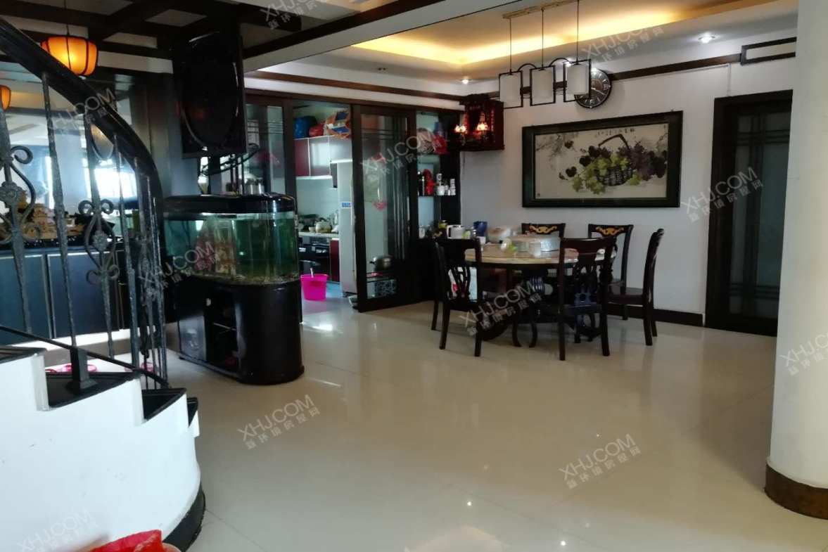 雨湖大厦  6室3厅3卫    168.0万客厅