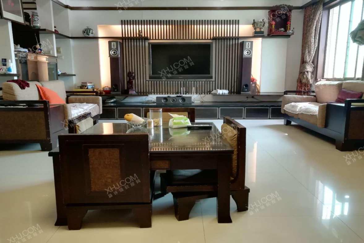 雨湖大厦  6室3厅3卫    168.0万客厅