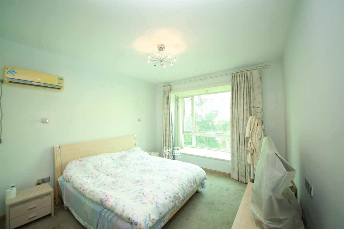 圣爵菲斯  4室2厅2卫    108.0万客厅