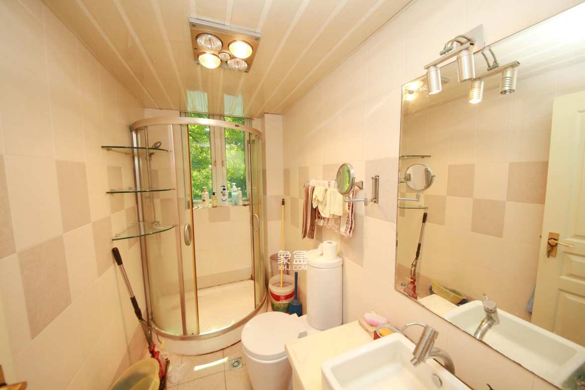 圣爵菲斯  4室2厅2卫    108.0万客厅