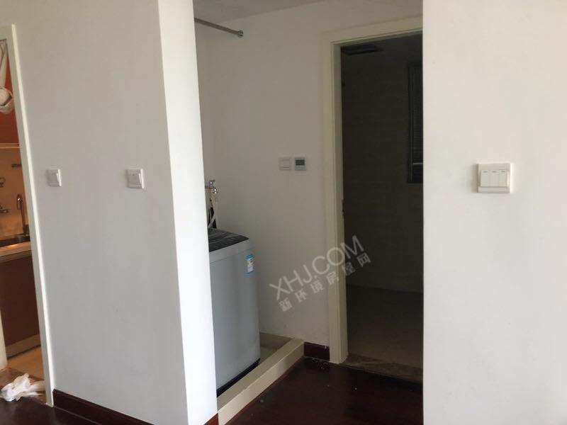 世龙广场 1室1厅1卫 2700.0元/月 世龙广场 1室1厅1卫 2700.0元/月室内图