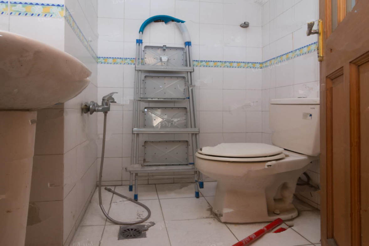 金都花园  4室3厅1卫    360.0万客厅