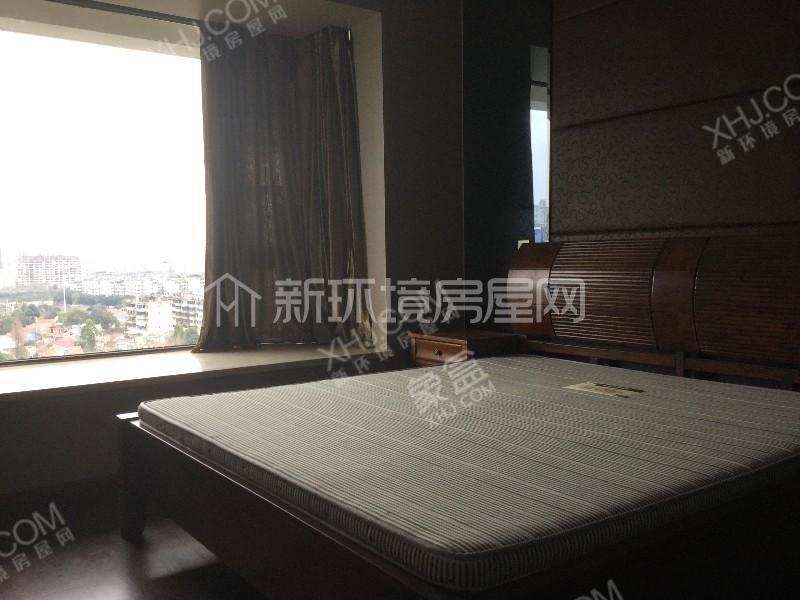 凯旋天际湾  3室2厅2卫    350.0万客厅