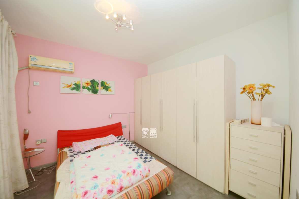 圣爵菲斯  4室2厅2卫    108.0万客厅