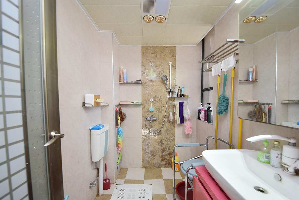 山水花都  2室2厅1卫   75.00万卫生间