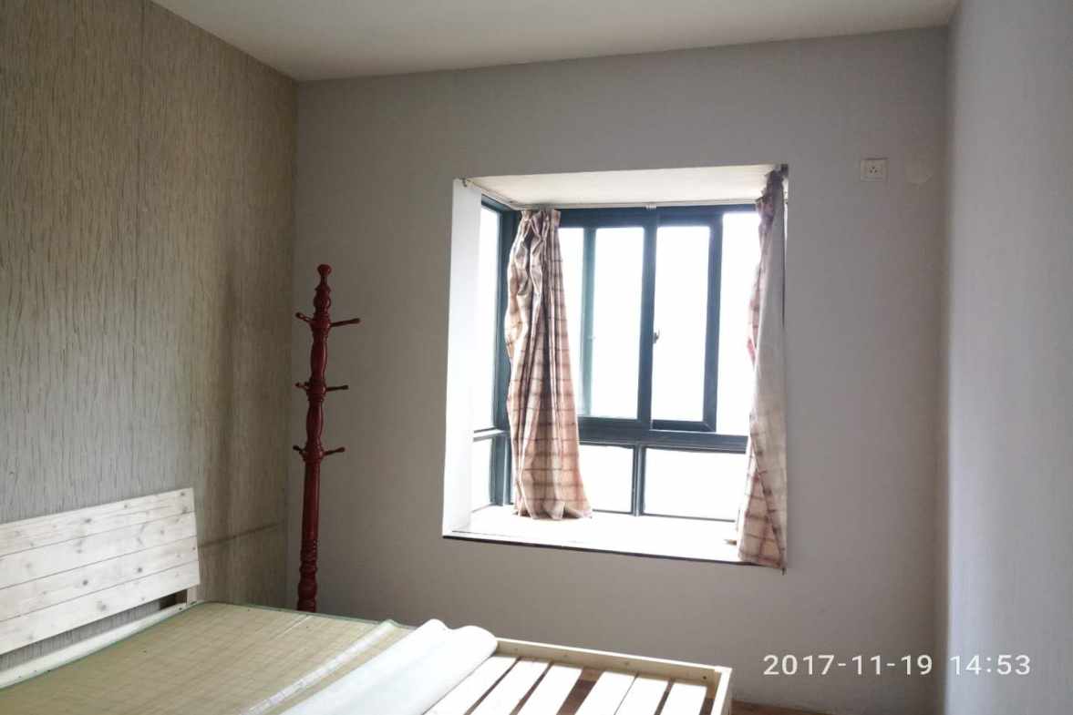 清水河畔  3室2厅2卫    2500.0元/月室内图