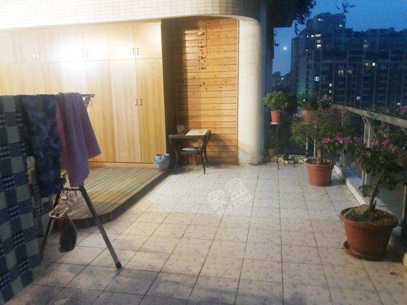 瑞景光华  4室2厅2卫   359.00万客厅