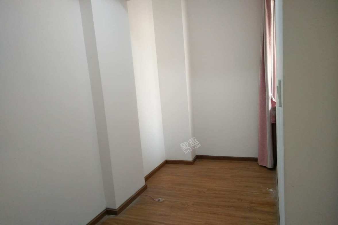 中铁西城二期  4室2厅2卫    4000.0元/月室内图