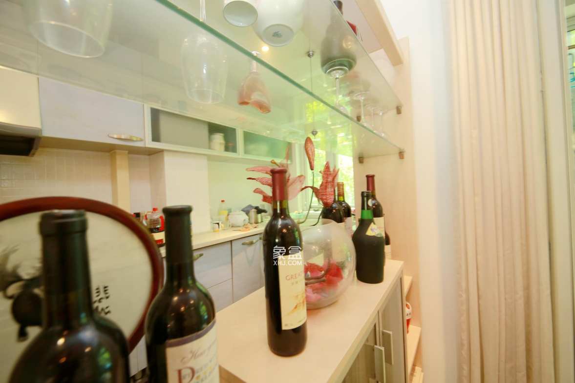 圣爵菲斯  4室2厅2卫    108.0万客厅