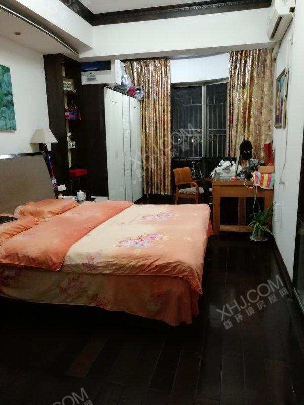 雨湖大厦  6室3厅3卫    168.0万客厅