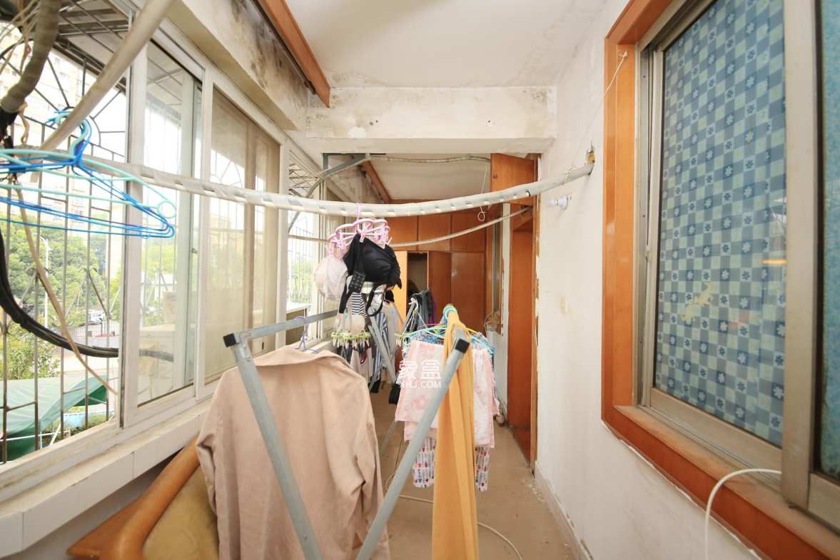 南苑花园  3室2厅2卫   82.00万客厅