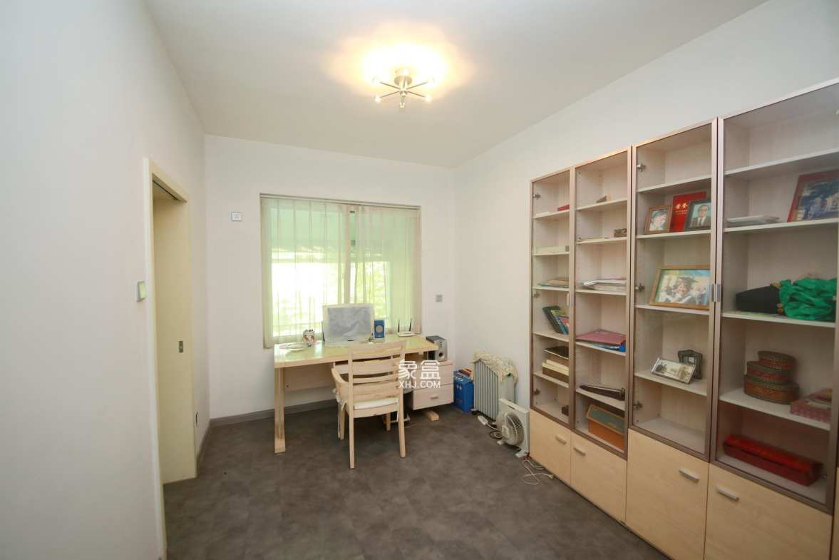 圣爵菲斯  4室2厅2卫    108.0万客厅