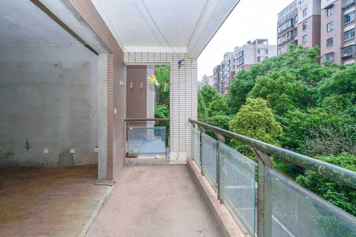 银桂苑  5室2厅2卫   156.00万阳台