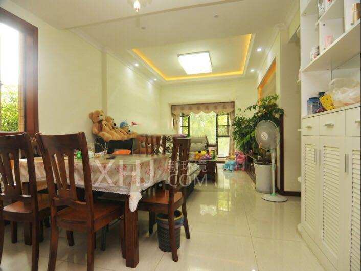 保利百合花园  4室1厅1卫    300.0万客厅