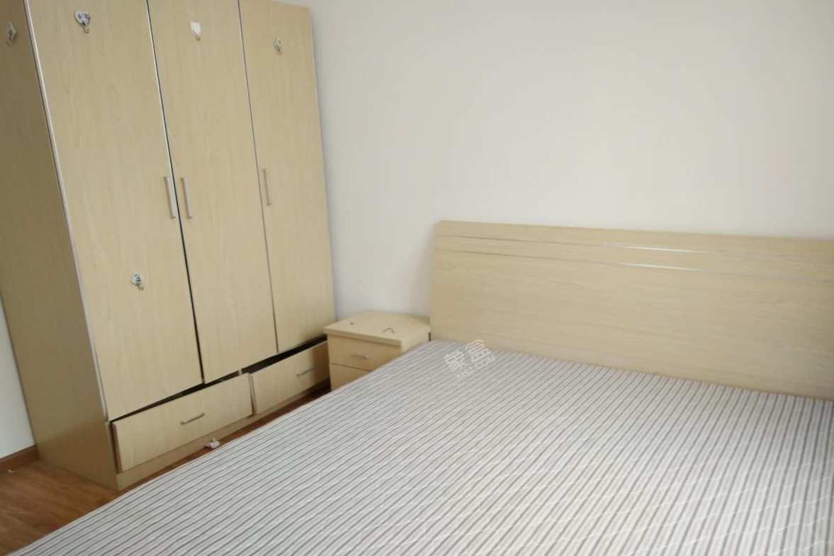 中铁西城二期  4室2厅2卫    4000.0元/月室内图